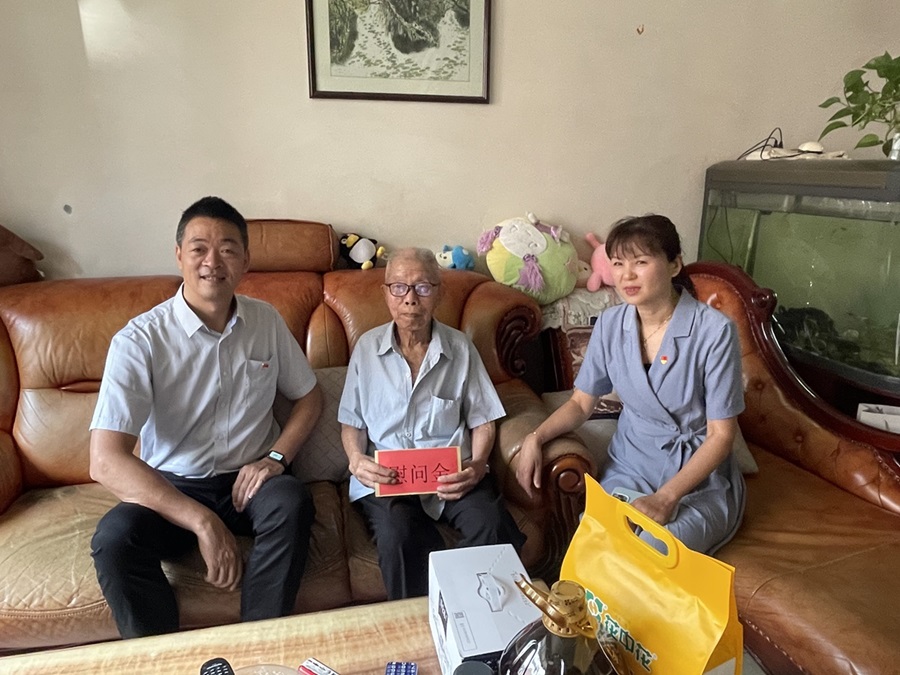 1720144428885379.jpg 蜀交中油公司黨委副書記、職工董事、工會(huì)主席楊幫清到包江橋社區(qū)開展“七一”走訪慰問活動(dòng)2.jpg