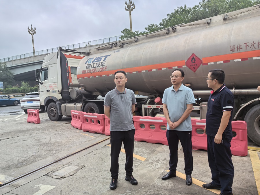 加油站、服務區安全環保專項督導暨“送清涼”慰問 (2).jpg